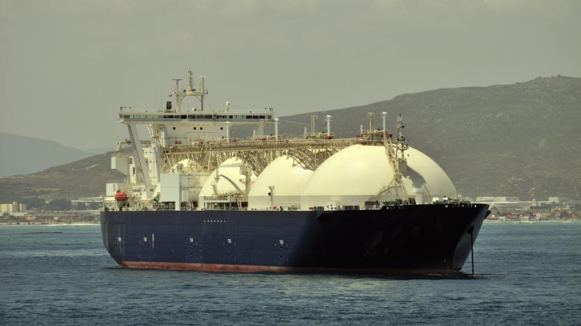 Големите енергийни търговци търпят загуби заради недостига на LNG