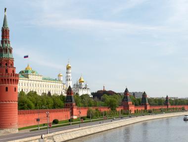 „Задъхва се, но не се дави“: Русия засега устоява на западните санкции