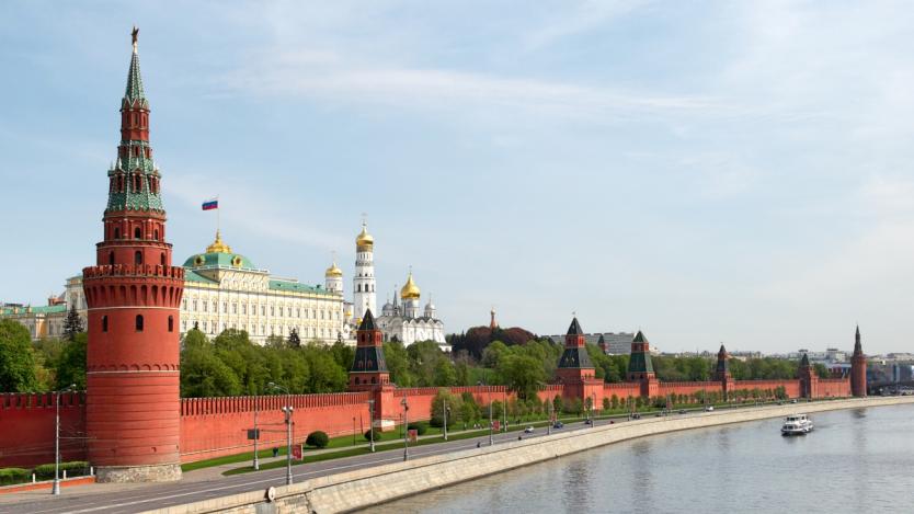 „Задъхва се, но не се дави“: Русия засега устоява на западните санкции