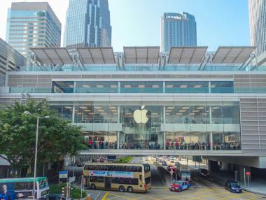 Apple започва да връща служителите в офиса