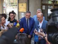 Здравните власти намаляват карантината за COVID-19