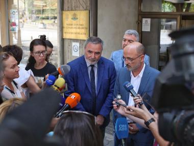 Здравните власти намаляват карантината за COVID-19