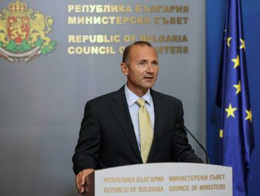 Служебният кабинет договори само един от завещаните от Петков танкери с газ