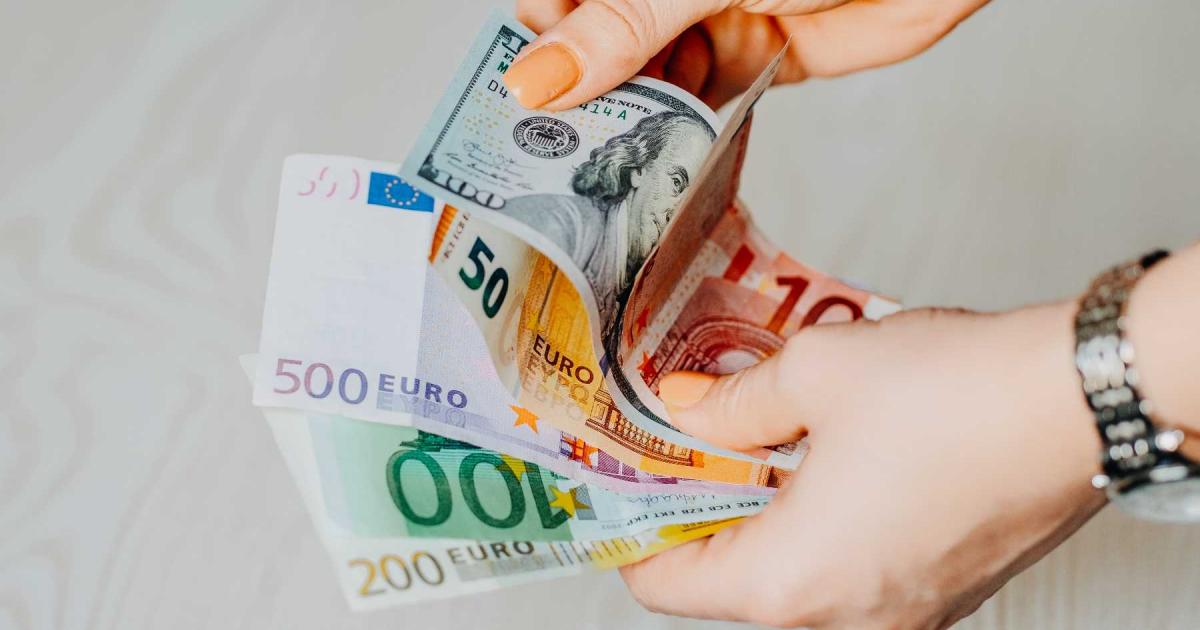 Еврото падна малко под прага на паритета спрямо стабилния долар