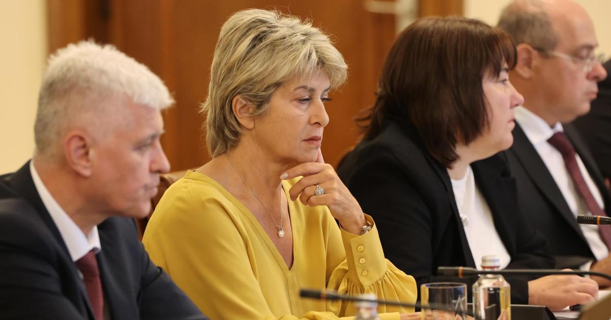 Превърнали се в масови и повсеместни, рокадите в ръководствата на