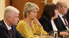 Превърнали се в масови и повсеместни рокадите в ръководствата на