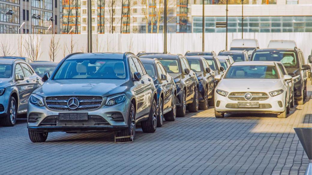 Хелзинки се превърна в паркинг за луксозните руски автомобили