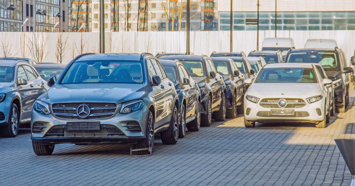 Паркингът на летището в Хелзинки е окупиран от десетки луксозни