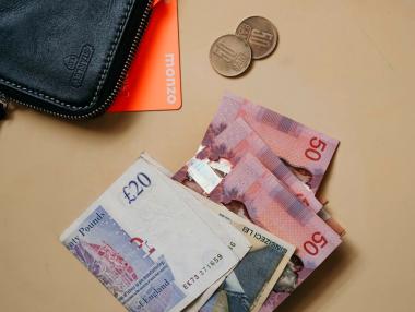 Кризата за британците се влошава: Сметките за ток и газ скачат с 80%