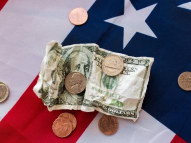 Времето на долара изтича?