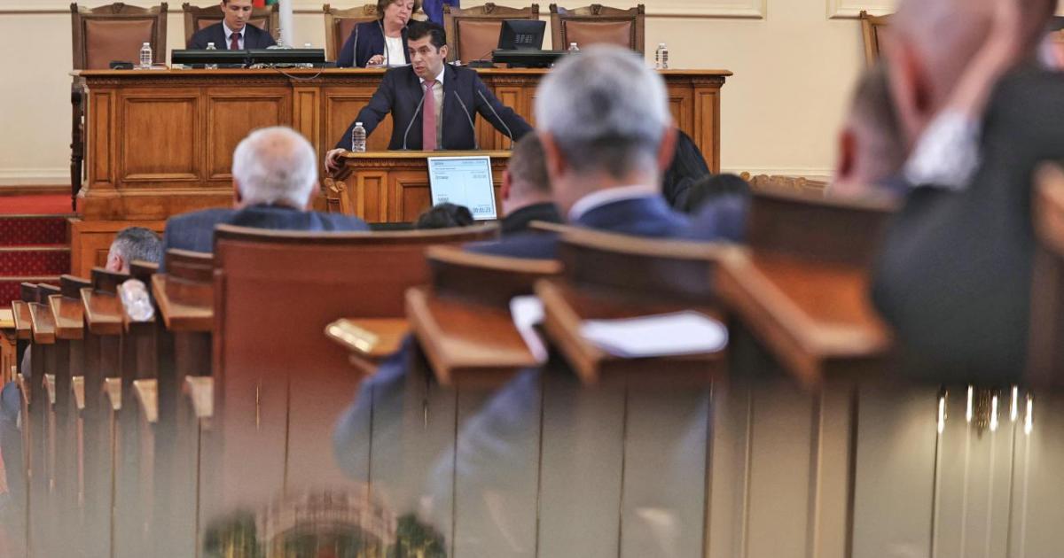 Месец преди предсрочните парламентарни избори разликата между ГЕРБ и Продължаваме