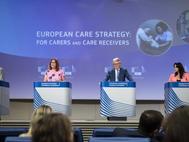 Европейската комисия представи обещаната Стратегия за полагането на грижи
