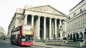 Кончината на кралицата отлага вдигането на лихвите