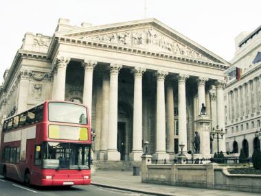 Кончината на кралицата отлага вдигането на лихвите