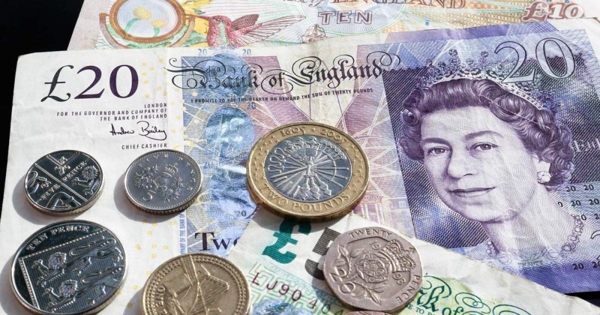 Милиарди банкноти и монети по света с лика на кралица