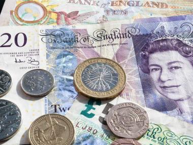 Операция „Нови пари“: Лондон трябва да смени милиарди банкноти и монети