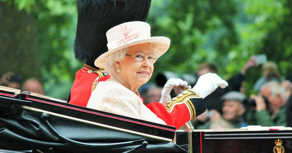 Кортежът с дъбовия ковчег на британската кралица Елизабет II пропътува