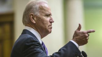 Байдън ще забрани на още компании да продават чипове на Китай