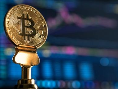 Биткойн се върна над 22 000 долара