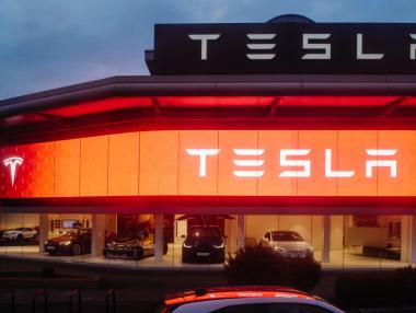 Tesla се отказва от досегашната си стратегия за продажби в Китай