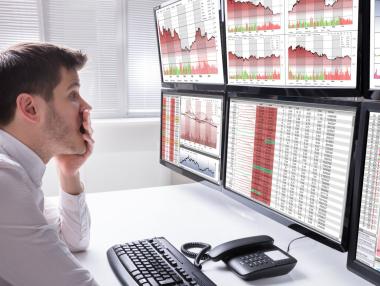 Страхът от рецесия прати Уолстрийт до 2-месечно дъно