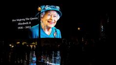 Крал Чарлз синовете му Уилям и Хари и други висши