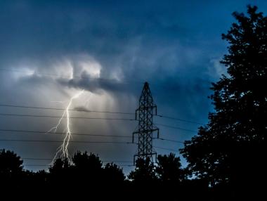 Вечерни новини: Токът поскъпна рязко; Чуждите инвестиции намаляват