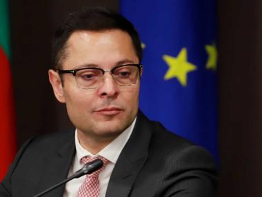 Министърът на иновациите написа „слаб 2“ на Надзора на ББР и сви заплатите им драстично