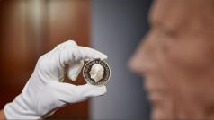 Първата монета с изображението на крал Чарлз III беше представена