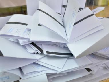 Над 10 секции са преминали на хартиени бюлетини