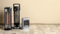 3 годишно малко дете протяга длани към топлината на живописна камина