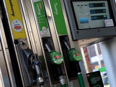 Не, горивата не поевтиняват само при служебното правителство (графика)