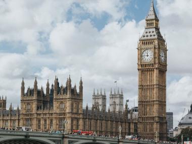 Британската икономика е на ръба на рецесия след неочаквано свиване