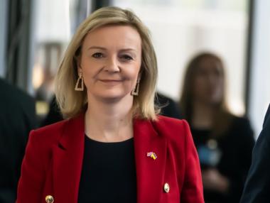 Лиз Тръс уволни британския министър на финансите