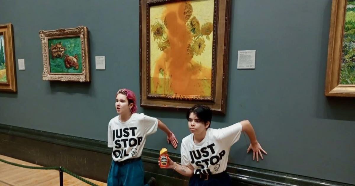 Протестиращи срещу изменението на климата заляха със супа картината на