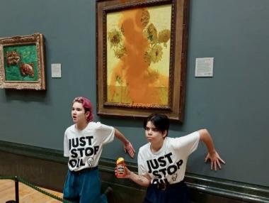 Климатични активисти заляха със супа „Слънчогледите“ на Ван Гог