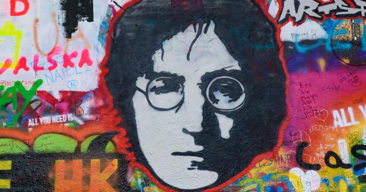 На 8 декември 1980 година млад мъж спира Джон Ленън