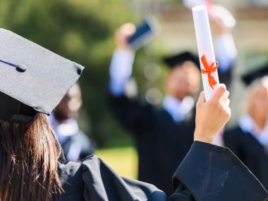 МОН ще следи реализацията на висшистите у нас