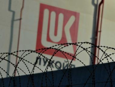 Собственикът на „Лукойл Нефтохим“ се разделя на две