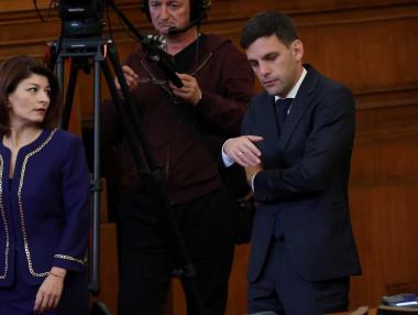 „Елате по-мъдри утре“: Шест часа не стигнаха на депутатите да изберат председател