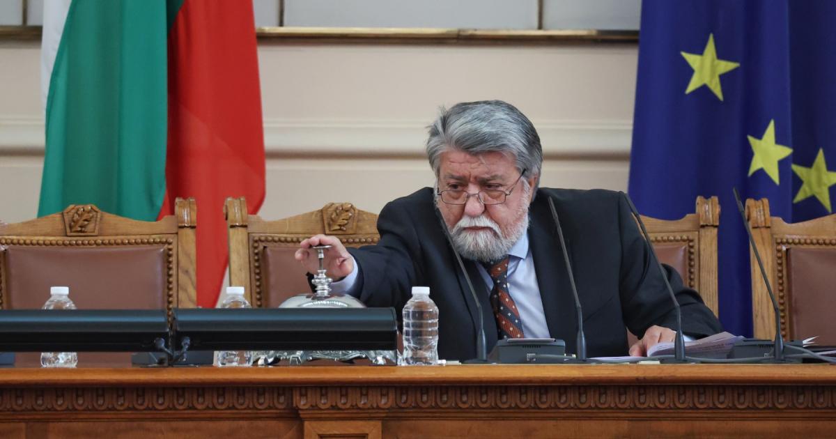 С три дни закъснение новите народни представители най-после избраха председател