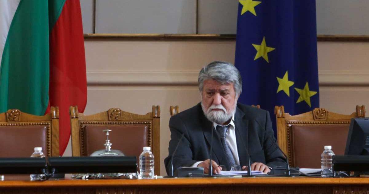 ГЕРБ, БСП, ДПС и Янев избраха председателя на парламентаС три
