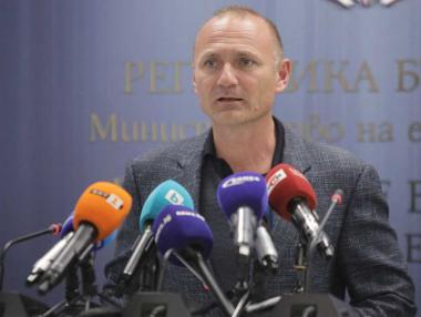 Енергийният министър предлага еднакви цени за газа, тока и парното
