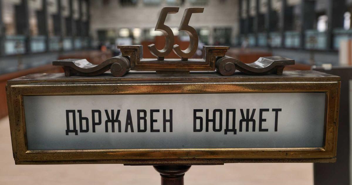 Разбираемо е политиците да се опитват да обличат в символика