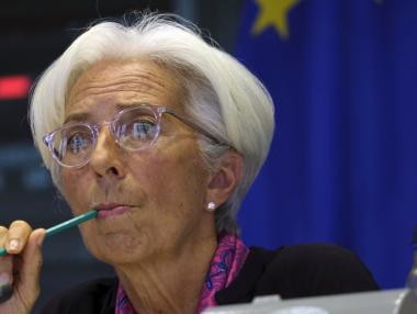 Данъкоплатците или банките: Кой трябва да плати за десетилетието на евтините пари?