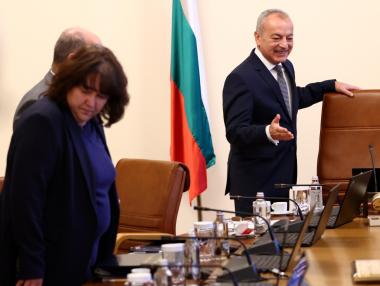 Правителството иска да забрани превъзлагането по инхаус процедури