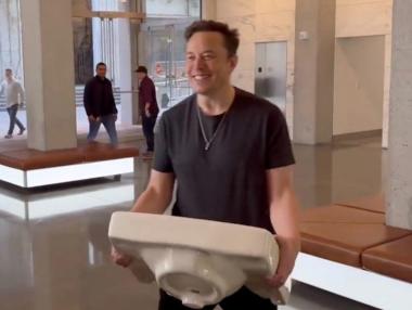 Мъск вече е шефът в Twitter – влезе с мивка в ръце