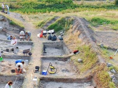 Под пластовете на времето