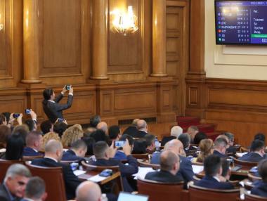 Депутатите одобриха военна помощ за Украйна, но неясно каква