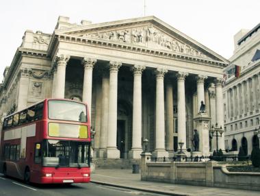 Банката на Англия вдигна рязко лихвите